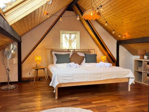 a bedroom with a large bed in a attic at Urban Hideaway Rastatt by Gassling Homes in Rastatt