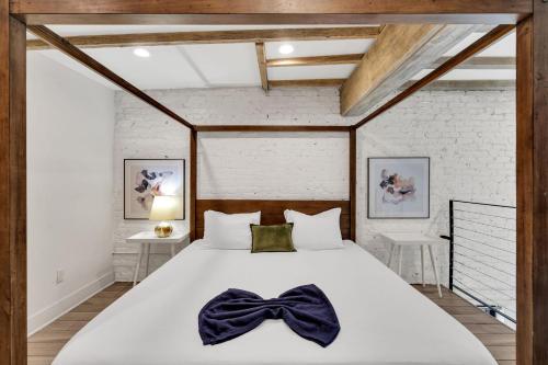 Un dormitorio con una cama grande con una pajarita encima. en Nola Retreat Next To Frenchmen & French Quarter, en Nueva Orleans