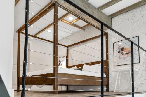 Una habitación de cristal con una cama dentro en Nola Retreat Next To Frenchmen & French Quarter, en Nueva Orleans