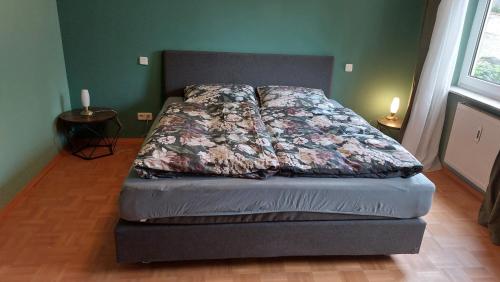 Ober-LaudenbachにあるRuhe genießen und wohlfühlen auf 70m²のベッド1台(テーブルにキャンドル2本付)