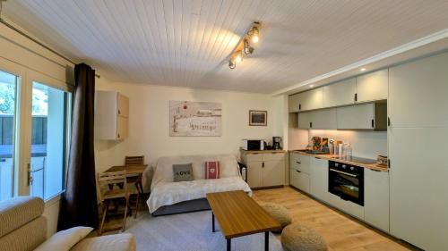 Kuchyň nebo kuchyňský kout v ubytování Résidence Jandri 2 by Leavetown Vacations