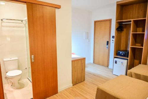 um pequeno banheiro com um vaso sanitário e uma pia em Bristol Marambaia Belém em Belém