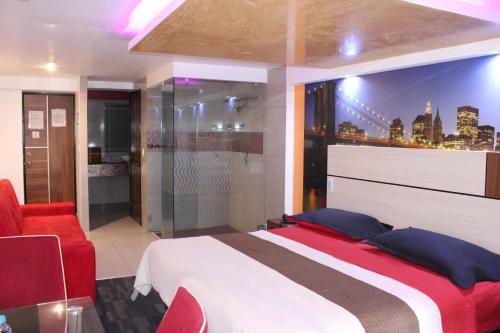 een slaapkamer met een groot bed en een rode stoel bij Hotel Urbane in Mexico-Stad
