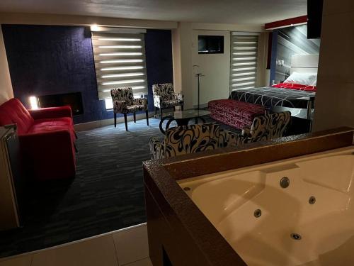 een hotelkamer met een bad en een bed bij Hotel Urbane in Mexico-Stad