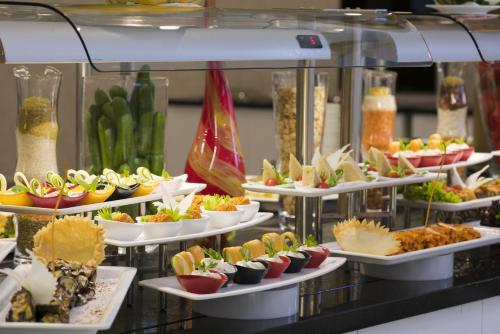 een buffet met veel borden eten bij Asia Beach Resort & Spa Hotel in Alanya