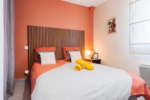 Postel nebo postele na pokoji v ubytování Nid confort proche du canal du midi 2 terrasses Labège