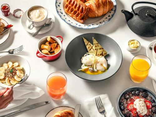 سوفيتل نيويورك في نيويورك: طاولة مع أطباق من طعام ومشروبات الإفطار