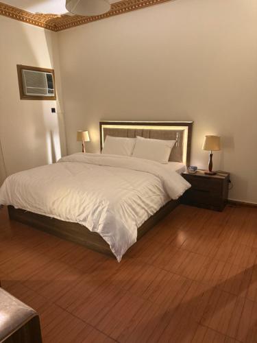 ein Schlafzimmer mit einem großen Bett mit weißer Bettwäsche in der Unterkunft Luna Luxury Apartment in Medina