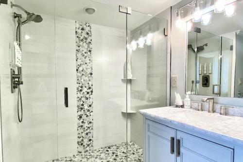 ein Badezimmer mit Dusche mit Glastür in der Unterkunft Marco Beach Ocean Resort 807 in Marco Island