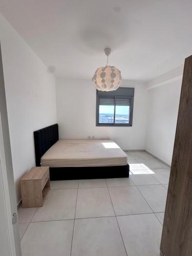 Postel nebo postele na pokoji v ubytování מיני פנטהאוז יוקרתי מול הים