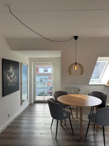 a dining room with a table and chairs at 11F 2 TV Højbanetorvet in Vejle