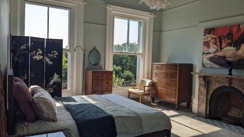 En eller flere senge i et værelse på Luxury 1 bed apartment by Dover Castle spacious can sleep 4