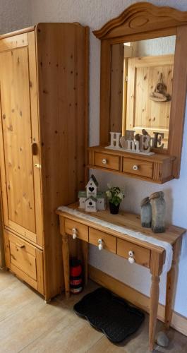 a dressing table with a mirror and a wooden cabinet at Traumfänger in Heltersberg
