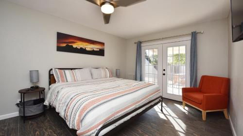 Deserama Mobile RanchにあるDesert Escape l 2 Masters l Heated Poolのベッドと椅子と窓のある寝室