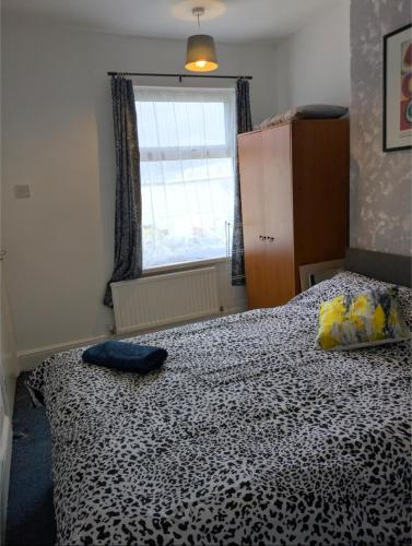 a bedroom with a bed and a window at City Vacations Kettering free WiFi for ' Short & Long stays ' Shared bathroom & Shared Kitchen Double room for 1 - 2 Adults in Kettering