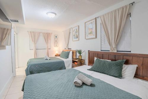 En eller flere senge i et værelse på Villa Hollywood Pool Trampoline BBQ Hard Rock