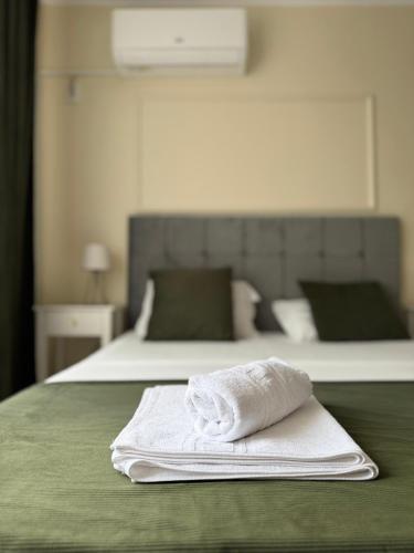 Ein weißes Handtuch liegt auf einem Bett. in der Unterkunft Bliss Studio in Slatina
