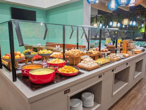 um buffet com muitos tipos diferentes de comida em Mercure São Paulo Nações Unidas em São Paulo