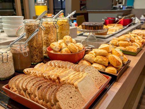 um bufê de pães e doces em uma mesa em Mercure São Paulo Nações Unidas em São Paulo