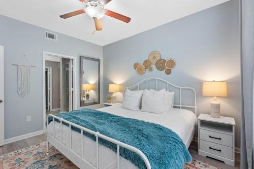 Ένα ή περισσότερα κρεβάτια σε δωμάτιο στο Spacious 1Bedroom Condo with Pool, Walk to the water