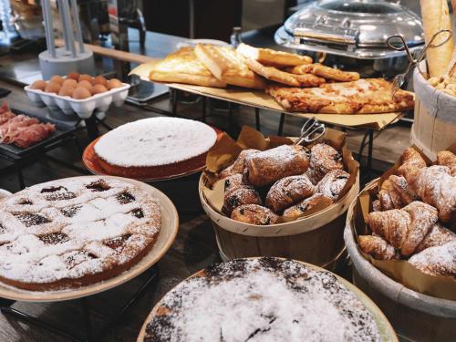 メストレにあるノボテル ベネチア メストレの様々な種類のペストリーやパイの展示