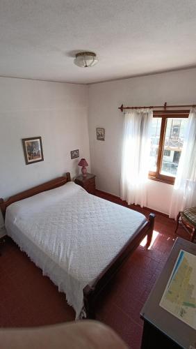 a bedroom with a large bed and a window at Apartamento Gesell in Villa Gesell