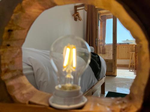 une bougie dans un vase en verre sur une table dans l'établissement Tafokt surf house, à Taghazout