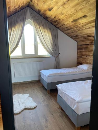 Ένα ή περισσότερα κρεβάτια σε δωμάτιο στο Domek na Horbie