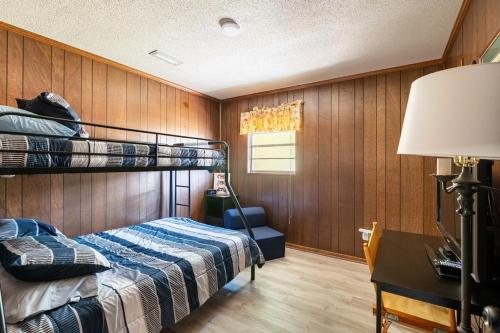 una camera da letto con un letto a castello e una scrivania di LaRue's Private Lakeside Cottage ad Abbeville