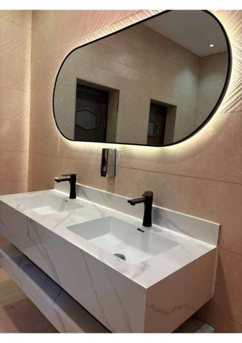 Et badeværelse på منتجع ايلين السياحي