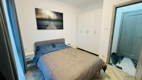 En eller flere senge i et værelse på Felicia Apartments