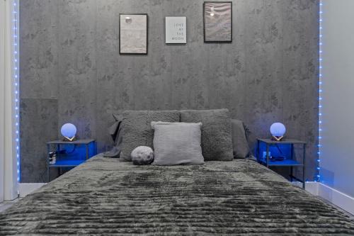 Ένα ή περισσότερα κρεβάτια σε δωμάτιο στο Lunar Escape 1 Bd Near Zoo, Rocky Steps & Downtown