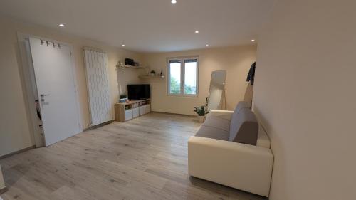 un salon avec un canapé et une télévision dans l'établissement Viator Vale, à Tremosine