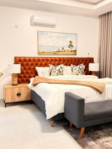 Un dormitorio con una cama grande y dos lámparas. en Tranquil Ridge BnB, en Blantyre