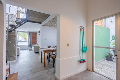 a dining room with a table and a glass door at Hermoso duplex en Palermo in Montevideo