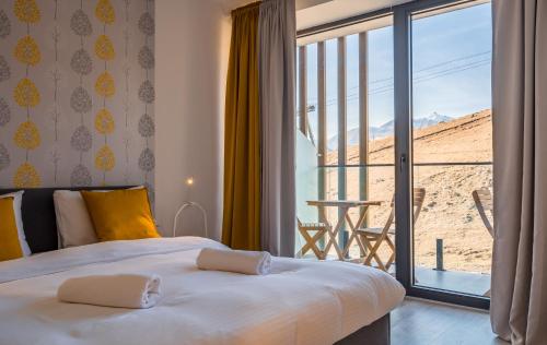 Postel nebo postele na pokoji v ubytování New Gudauri Atrium