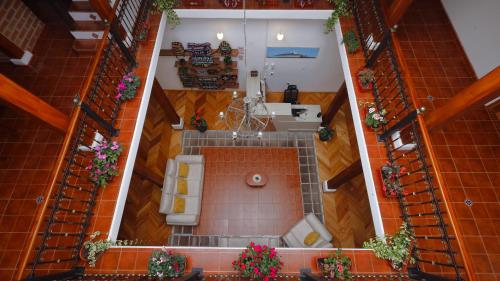 uma vista aérea de uma escada em uma casa em Casa Lucía Hotel by Las Plazas em Ascázubi