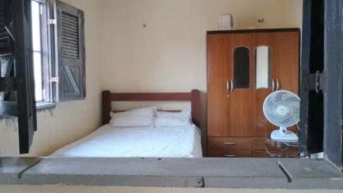 a bedroom with a bed and a fan at Casa com 5 suítes e Churrasqueira para 12 pessoas in Atalaia