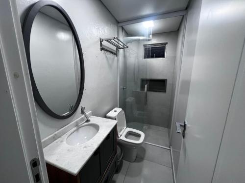 バウネアーリオ・コンボリウーにあるStudio em ótima localização no centro de BCの洗面台、鏡、トイレ付きのバスルーム
