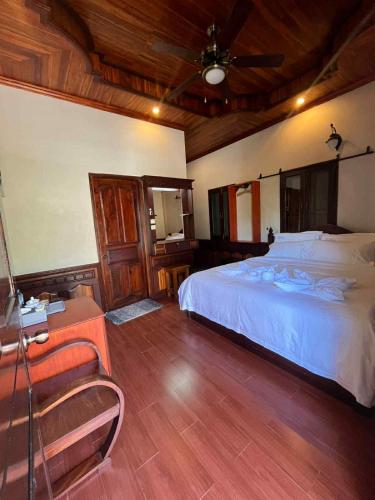 Kama o mga kama sa kuwarto sa Ban Phanluang Guesthouse