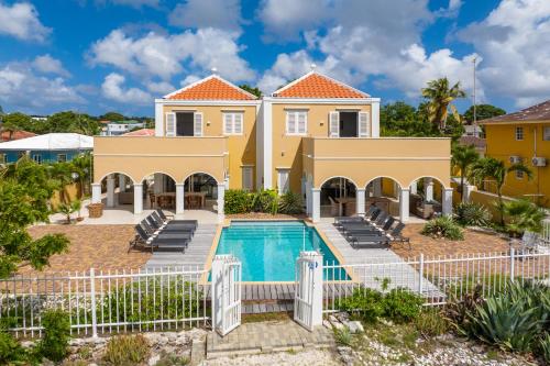 une villa avec piscine et une maison dans l'établissement Oceanfront Colonial Villa with Pool, à Willemstad