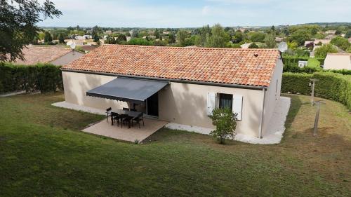 een bovenaanzicht van een huis met een tafel en luifel bij Mon havre de paix, Villa Campagne Charentaise in Mansle