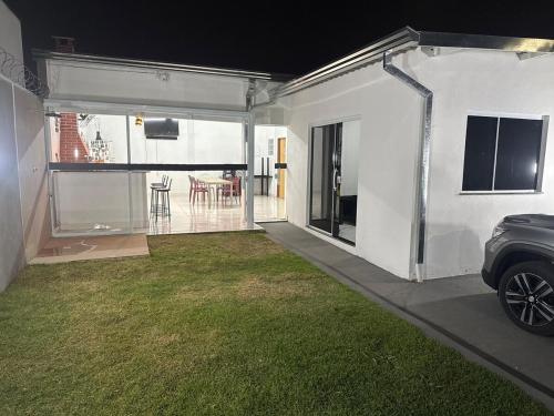 een garage met een grasveld in een huis bij Chácara embaixador in Hortolândia