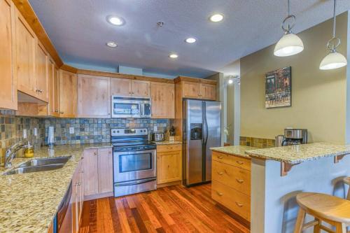 Kuchyň nebo kuchyňský kout v ubytování Rundle Rise - Spacious Condo Steps from Main Street