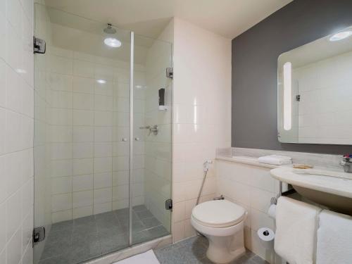 une salle de bain avec une douche, des toilettes et un lavabo dans l'établissement ibis Sao Paulo Paulista, à São Paulo
