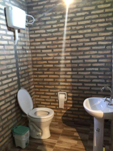 łazienka z toaletą i umywalką w obiekcie Tranquilo Lodge & Camping w mieście La Colmena