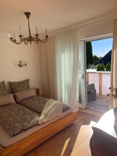 a bedroom with a bed with a view of a balcony at Ferienwohnung in Barockstil in Lengerich