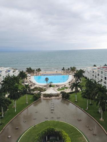 an aerial view of a resort with a pool and the ocean at Condominio del faro frente a playa in Nuevo Vallarta