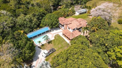 プエルト・トリウンフォにあるCasa de piedraのプール付きの家の航空写真