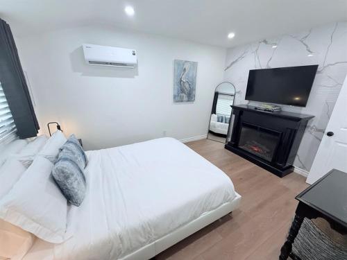 a bedroom with a bed with a fireplace and a television at Amarillo Lodge in Simi Valley